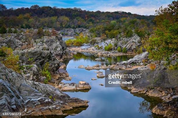 potomac river rocky islands back channel at great falls c&o national historical park in autumn - potomac md - potomac maryland foto e immagini stock