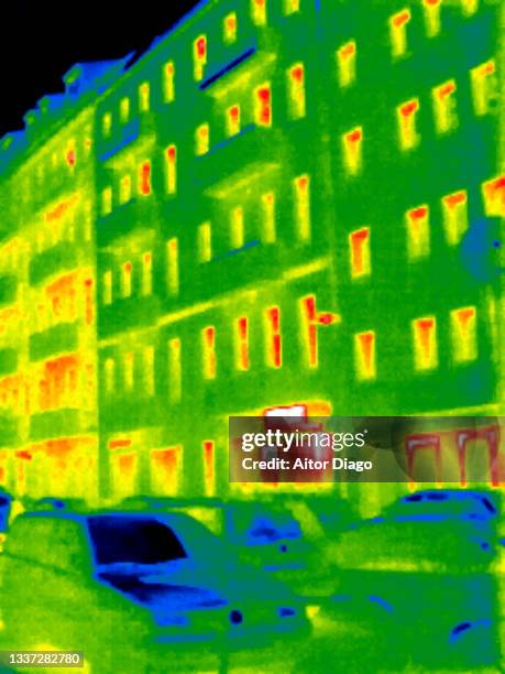 thermal image of a building in winter time. some cars are parked close to it.  germany. - thermal image photos et images de collection