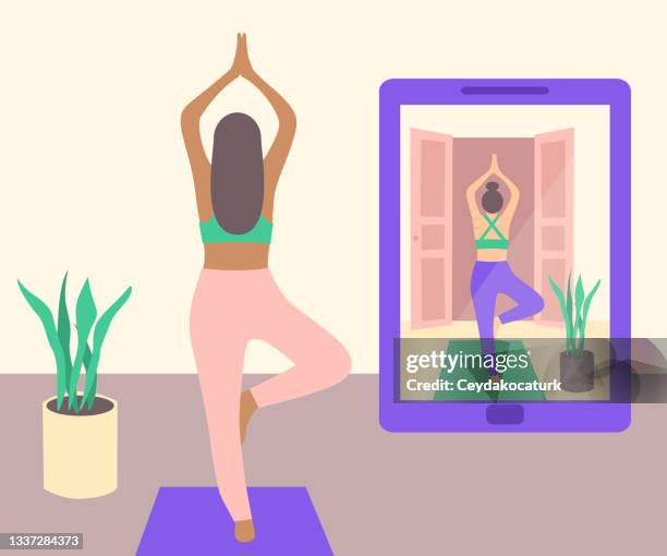 ilustrações, clipart, desenhos animados e ícones de garota assistindo e praticando yoga online - yoga instructor