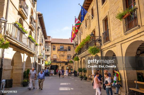 straßen von laguardia, provinz rioja alavesa, spanien - rioja stock-fotos und bilder