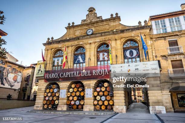 plaza de la paz en el pueblo medieval de haro, la rioja - comunidad autónoma de la rioja fotografías e imágenes de stock