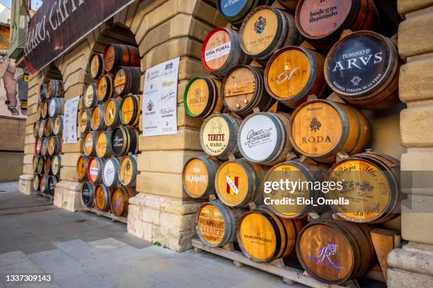 barricas de vino en haro, la rioja, españa - comunidad autónoma de la rioja fotografías e imágenes de stock