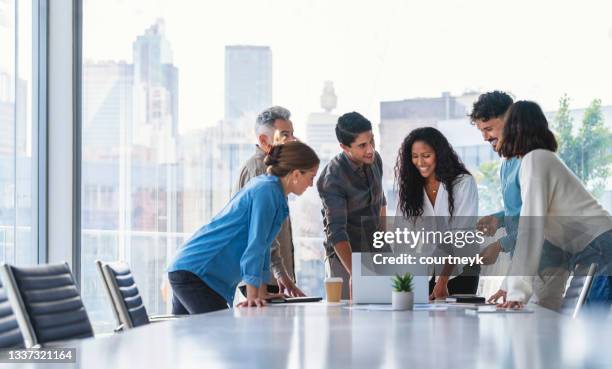 team von geschäftsleuten, die in einem boardroom zusammenarbeiten - organised group photo stock-fotos und bilder