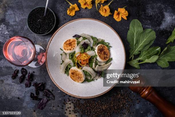 ensalada de queso de cabra - queso de cabra fotografías e imágenes de stock