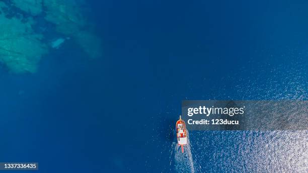 vista superior de yatch - mar egeo fotografías e imágenes de stock