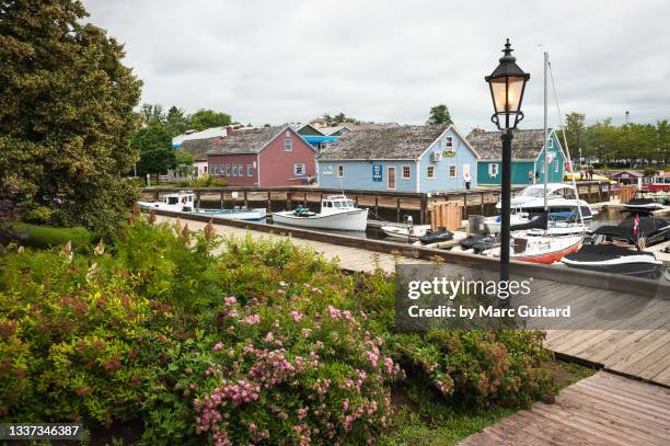 boardwalk along the waterfront, charlottetown, prince edward island, canada - prince edward island stock-fotos und bilder