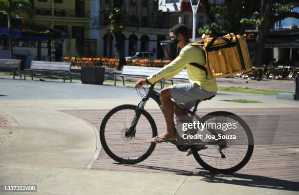 delivery man - food - bicycle - ao ar livre bildbanksfoton och bilder