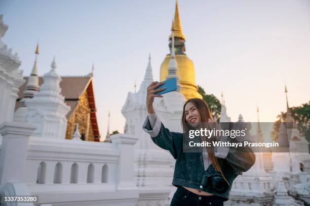 happy asian woman vlogging with gimbal and smartphone - influencer photos imagens e fotografias de stock