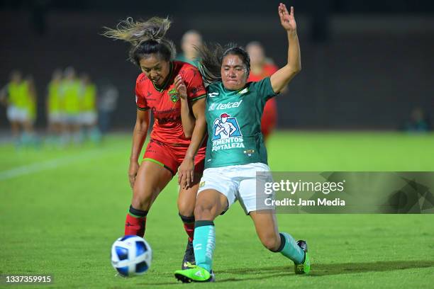 Celeste Vidal of Juarez fights for the ball with Claudia Anguiano of Leon during the match between FC Juarez and Leon as part of the Torneo Grita...