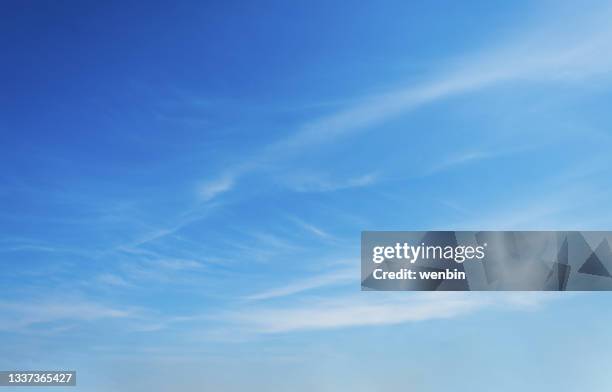 blue sky background and white clouds soft focus - ciel bleu sans nuage photos et images de collection