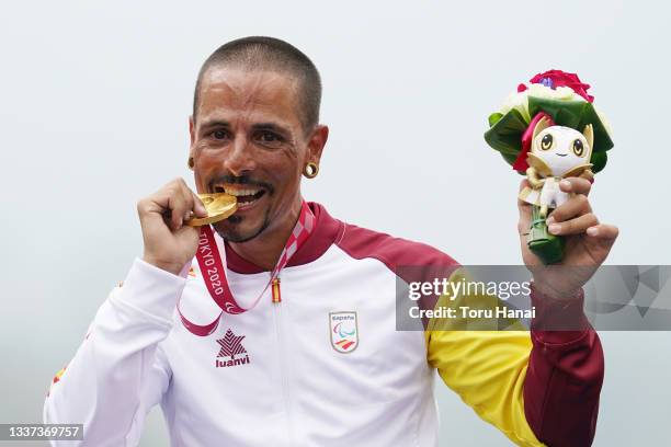 Gold medalist Sergio Munoz Garrote of Team Spain celebrates on the podium at the medal ceremony for the Cycling Road Men's H2 Time Trial on day 7 of...