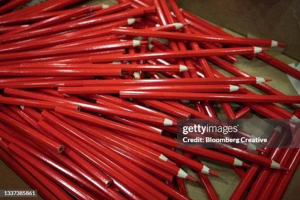 red pencils - boris johnson leads 48hour brexit blitz of campaigning stockfoto's en -beelden