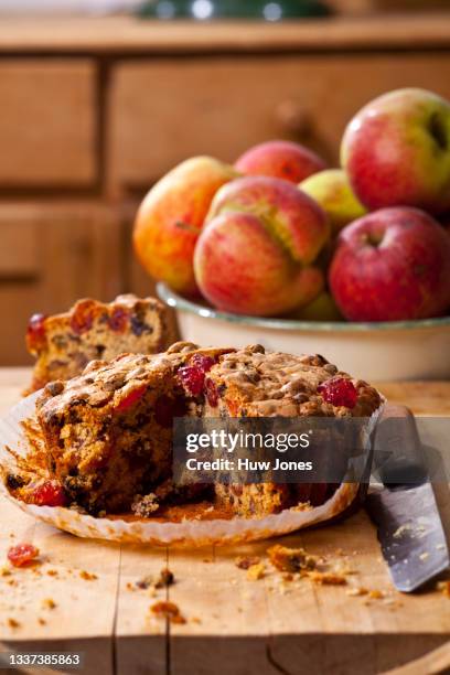 traditional pound cake shot on a wooden board in a home kitchen setting - cake photos et images de collection