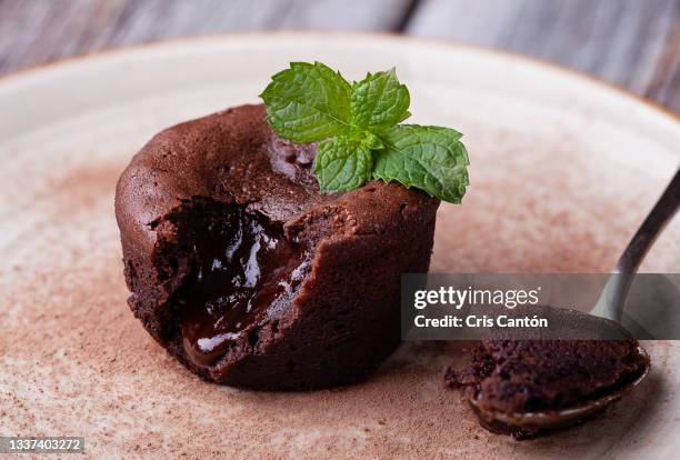 hot chocolate coulant cake with runny  melted chocolate - chocolate cake stockfoto's en -beelden