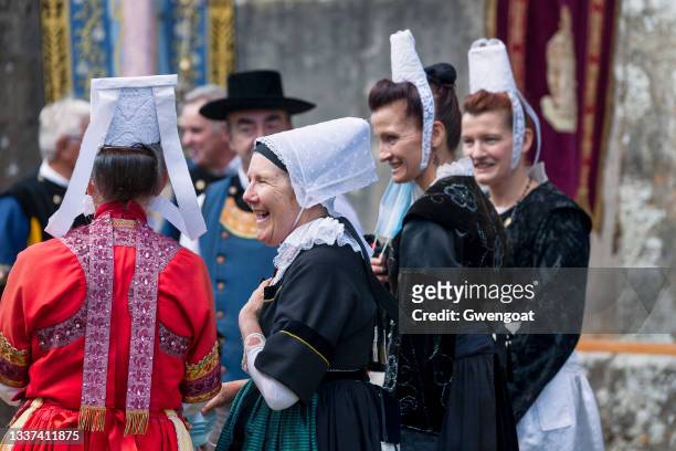 groupe de personnes en vêtements traditionnels bretons - coiffe bretonne photos et images de collection