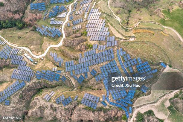 solar panels on the loess plateau - shaanxi midden china stockfoto's en -beelden