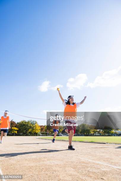 high school student running on the ground - relay race start line stock pictures, royalty-free photos & images