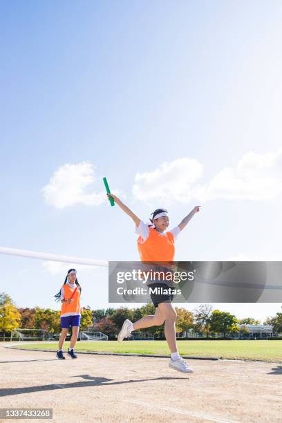 high school student running on the ground - 3 staffel stock-fotos und bilder