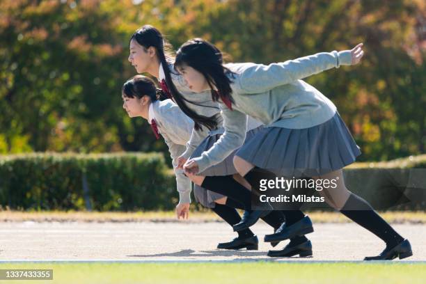 high school student running on the ground - studierende stockfoto's en -beelden