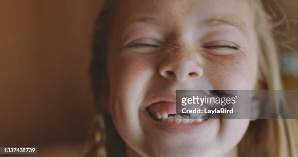 aufnahme eines jungen mädchens zu hause - kind zahnlücke stock-fotos und bilder