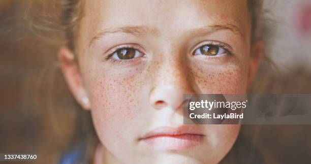 foto de una niña en casa - virginidad fotografías e imágenes de stock