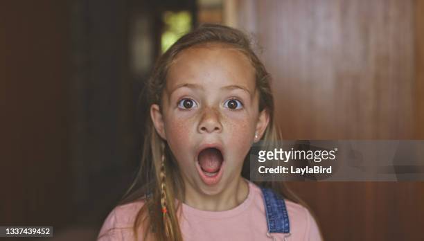 ショックを受けた若い女の子のショット - surprise ストックフォトと画像