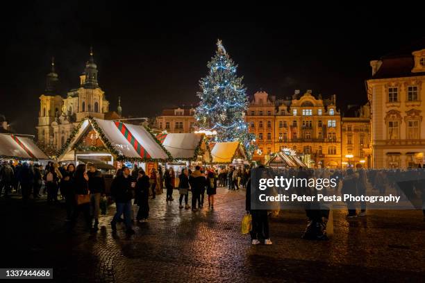 old town square - prague christmas market old town stockfoto's en -beelden