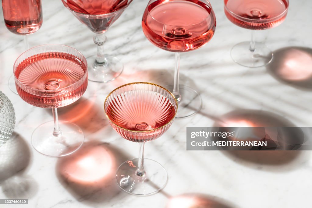 Cocktail Rose Rose ou mocktail avec lumière estivale ensoleillée sur marbre blanc