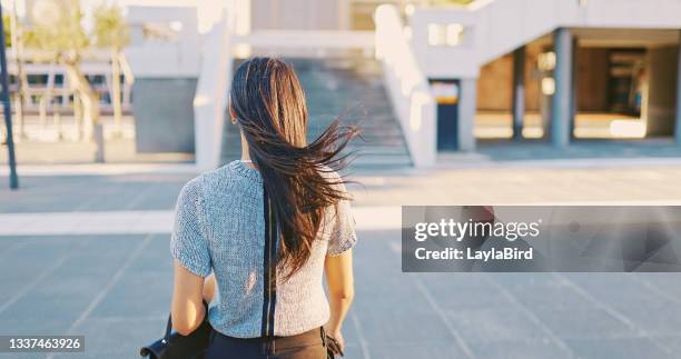 tiro retrovisor de uma jovem empresária na cidade - back shot position - fotografias e filmes do acervo