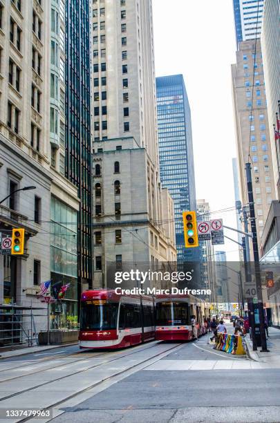 straßenbahn auf der yonge street toronto - yonge street stock-fotos und bilder