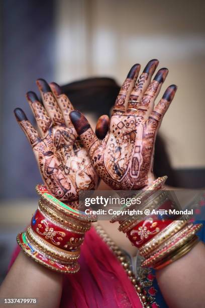 indian bride showing mehndi hands with traditional indian jewellery - indian bridal makeup stock pictures, royalty-free photos & images