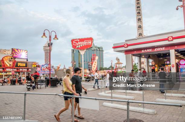 gente en clifton hill en las cataratas del niágara - niagara falls photos fotografías e imágenes de stock