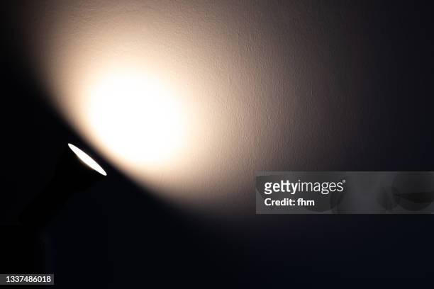 light spot on a wall - spotlight photos et images de collection