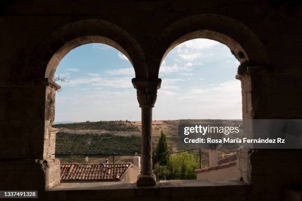 old and narrow street in sepulveda village, segovia, castilla y leon (spain) - castilla leon stock-fotos und bilder