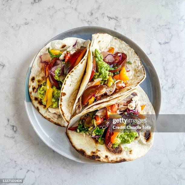 fresh tacos on a plate on white, marble background - tortilla flatbread stock-fotos und bilder