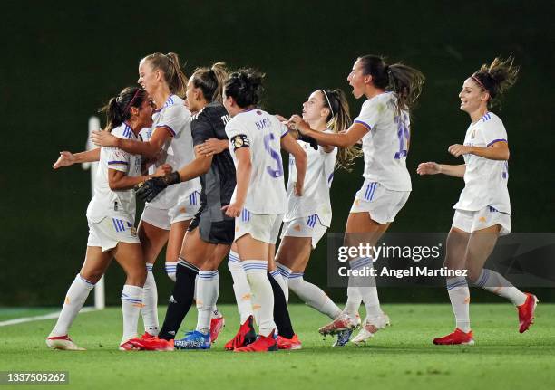 Kenti Robles of Real Madrid celebrates with team mates the equalizer during UEFA Women's Champions League Round 2 match between Real Madrid and...