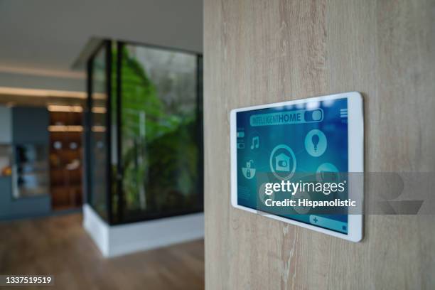 nahaufnahme eines hausautomationssystems in einem intelligenten haus - connected home stock-fotos und bilder