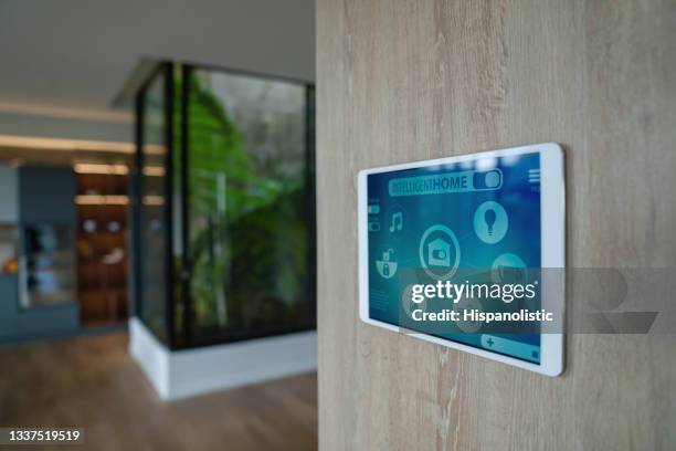 gros plan sur un système domotique dans une maison intelligente - domotique photos et images de collection