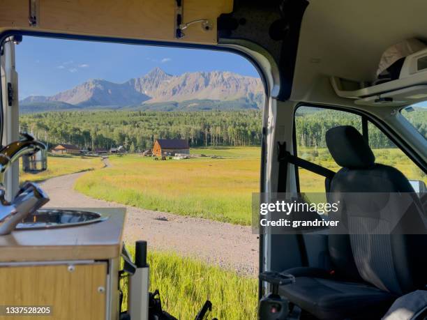 granero histórico visto a través de una autocaravana personalizada del histórico schmid ranch cerca de telluride colorado en una mañana soleada y brillante en el verano - mt wilson colorado fotografías e imágenes de stock