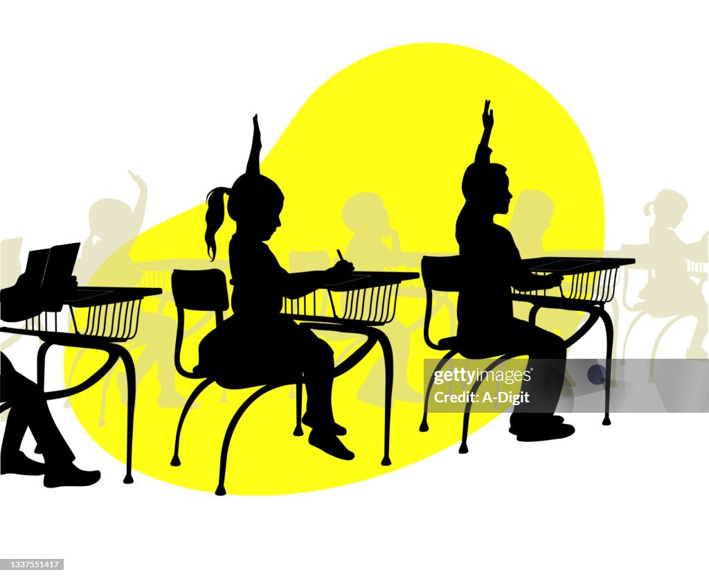 Bambini della scuola al banco giallo