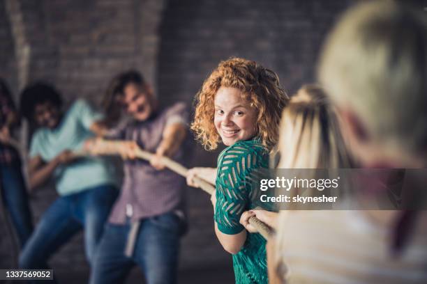 tauziehen im büro! - tauziehen stock-fotos und bilder