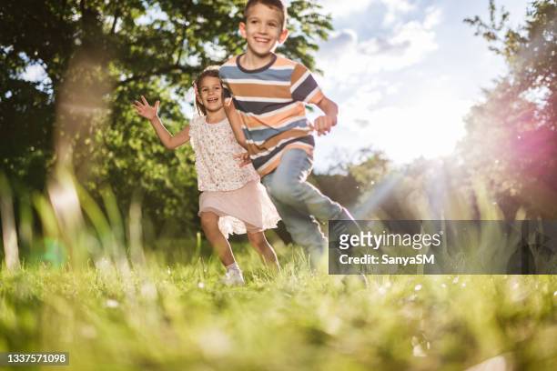 schöne kinder laufen in der natur - children only stock-fotos und bilder