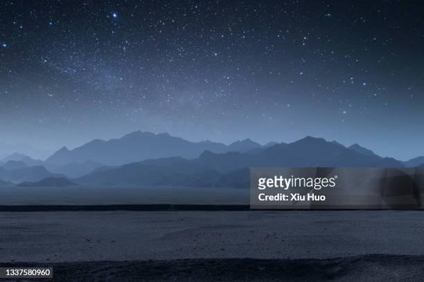 quiet night in the desert, the sky is shining with stars - desert night stock-fotos und bilder