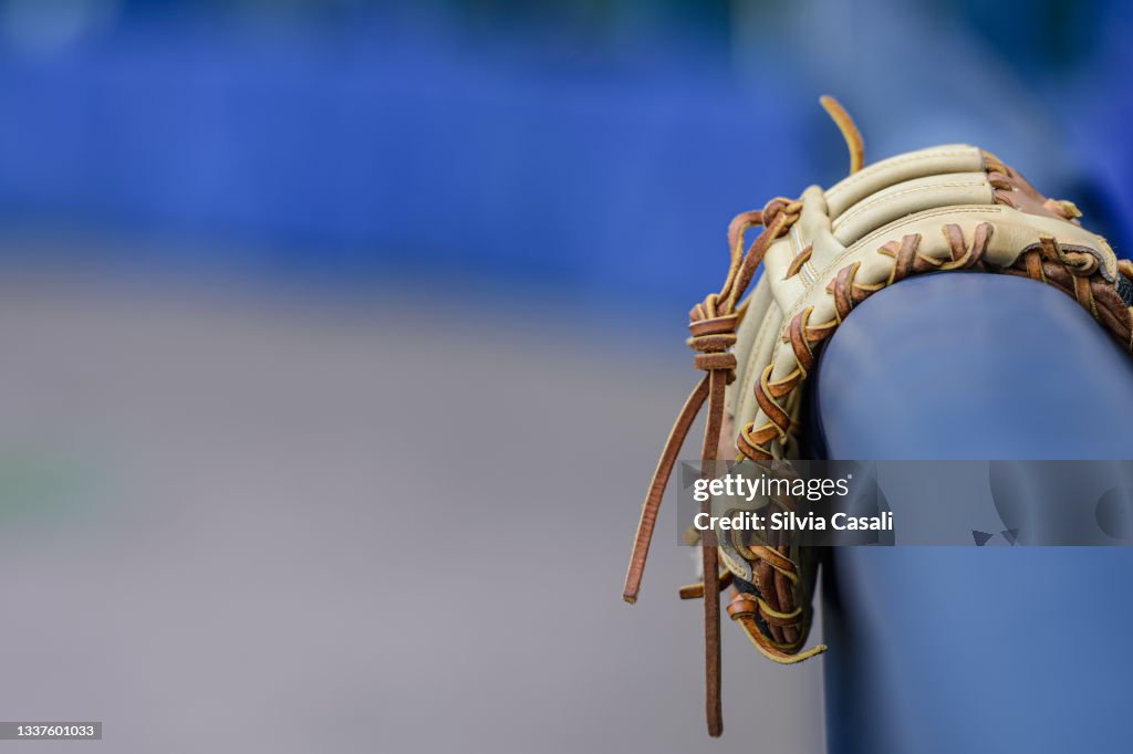 Guanto da baseball appoggiato alla ringhiera del dugout