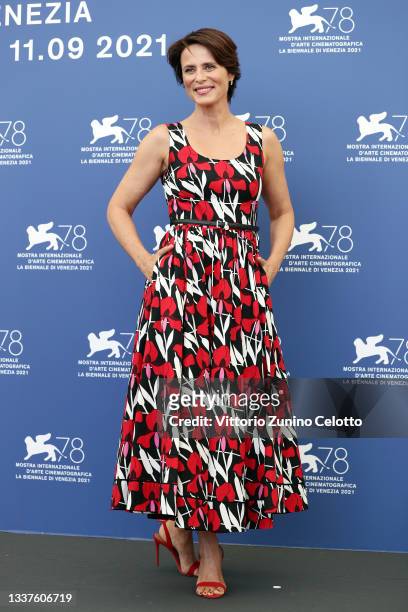 Aitana Sánchez-Gijón attends the photocall of "Madres Paralelas" during the 78th Venice International Film Festival on September 01, 2021 in Venice,...