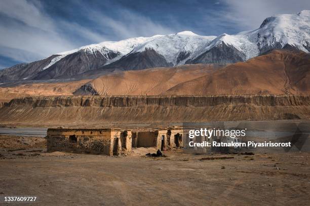 the pamir mountains are a mountain range between central asia, south asia, and east asia, with china pakistan karakorum pamir highway in kashgar in xinjiang - pamir plateau stock-fotos und bilder