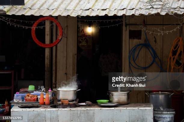 street food in vietnam - vietnamese street food stock pictures, royalty-free photos & images