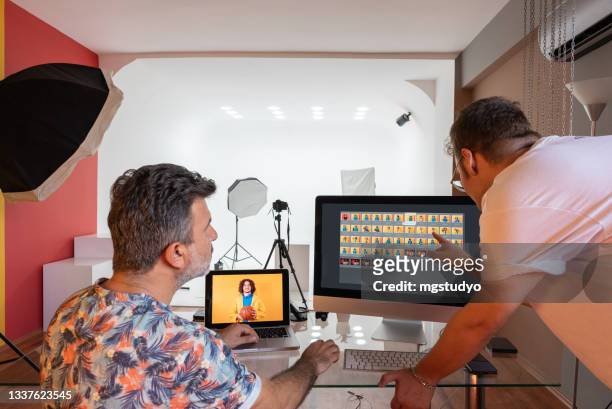 dois fotógrafos trabalhando em computadores no estúdio - job centre - fotografias e filmes do acervo