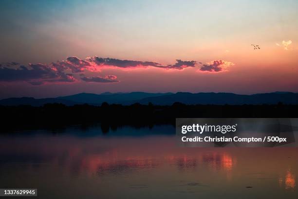 scenic view of lake against sky during sunset - forrest compton fotografías e imágenes de stock