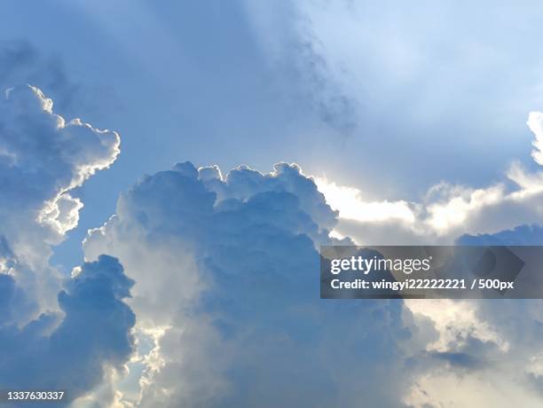 low angle view of sunlight streaming through clouds,hong kong - indagini di clima foto e immagini stock